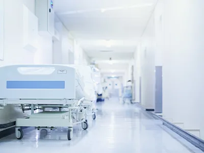 Hospital — desinfección de superficies clínicas