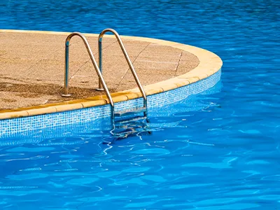 Piscina tratada con tricloro e hipoclorito de calcio